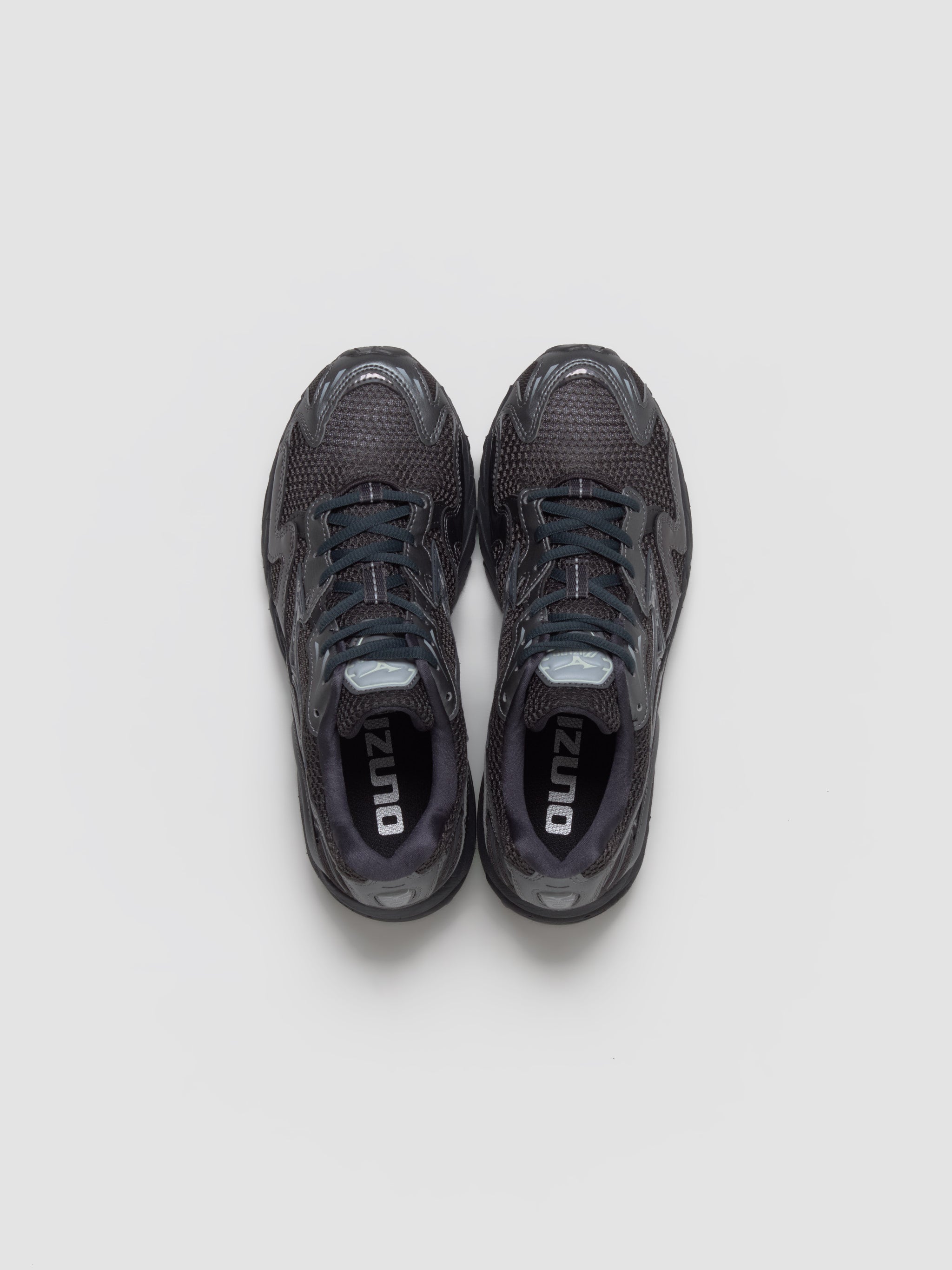 Wave Rider 10 Sneaker in Black Sand & Metallic Gray