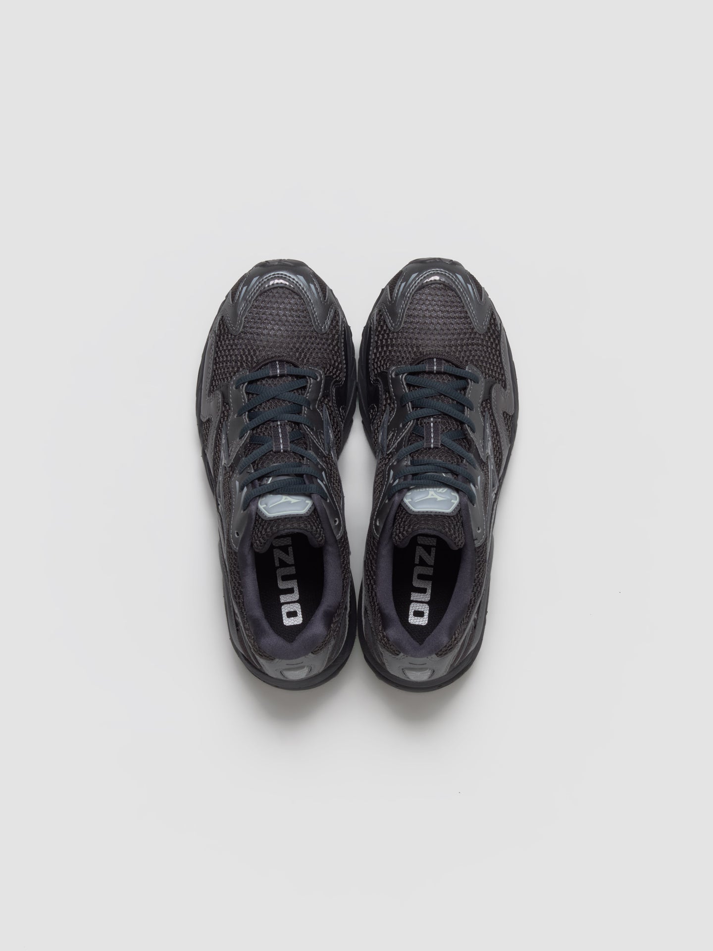 Wave Rider 10 Sneaker in Black Sand & Metallic Gray