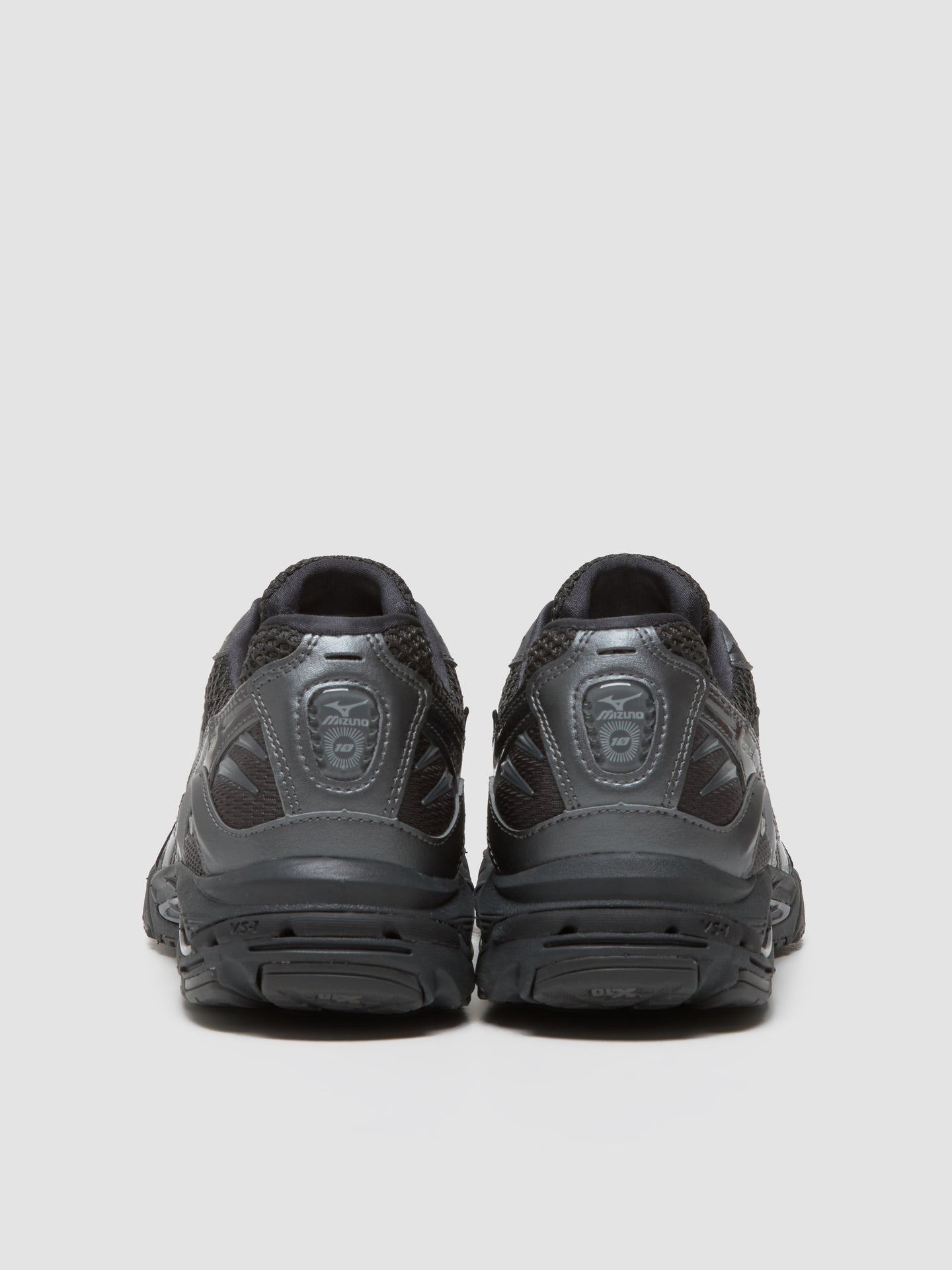 Wave Rider 10 Sneaker in Black Sand & Metallic Gray