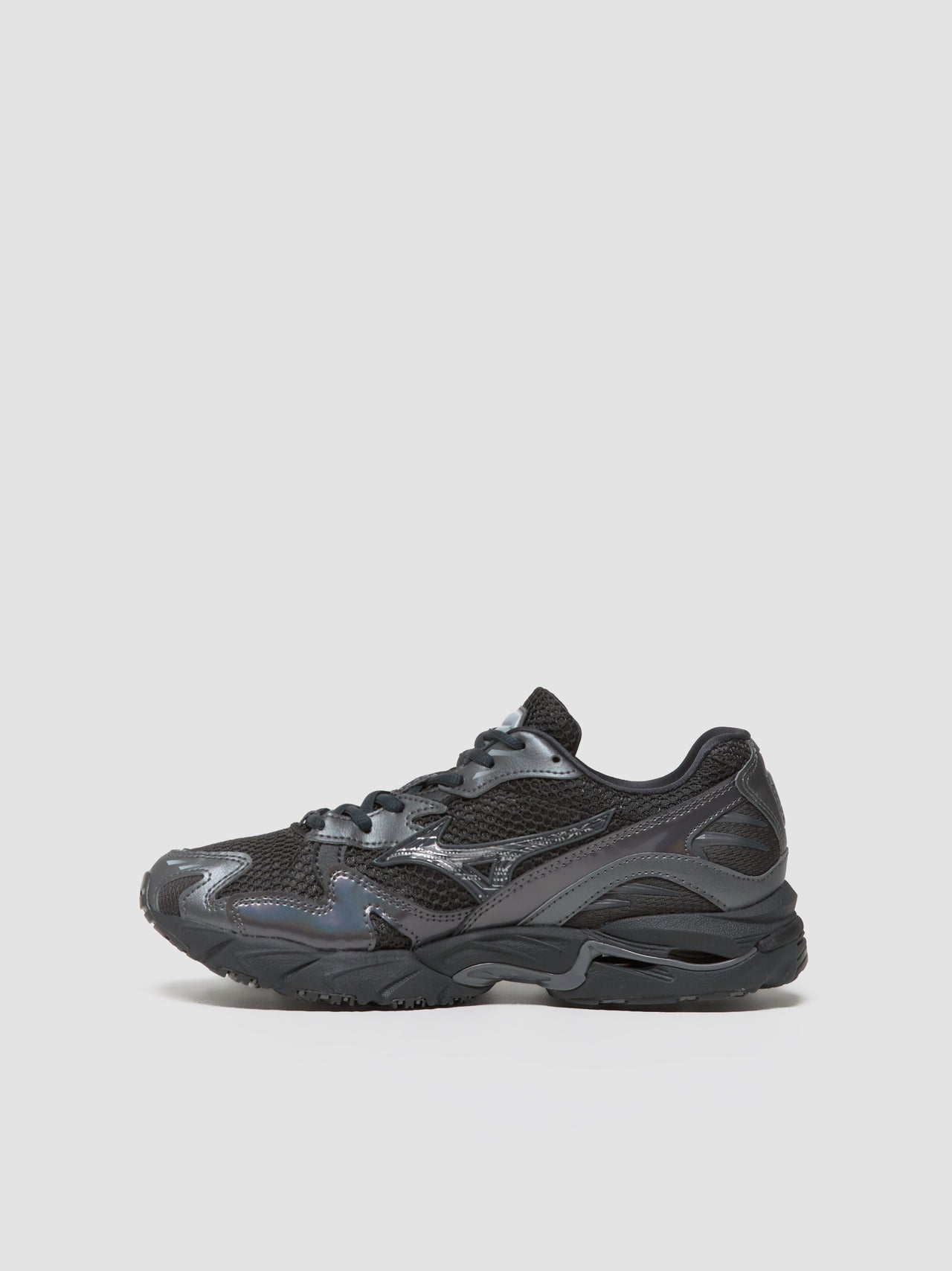 Wave Rider 10 Sneaker in Black Sand & Metallic Gray
