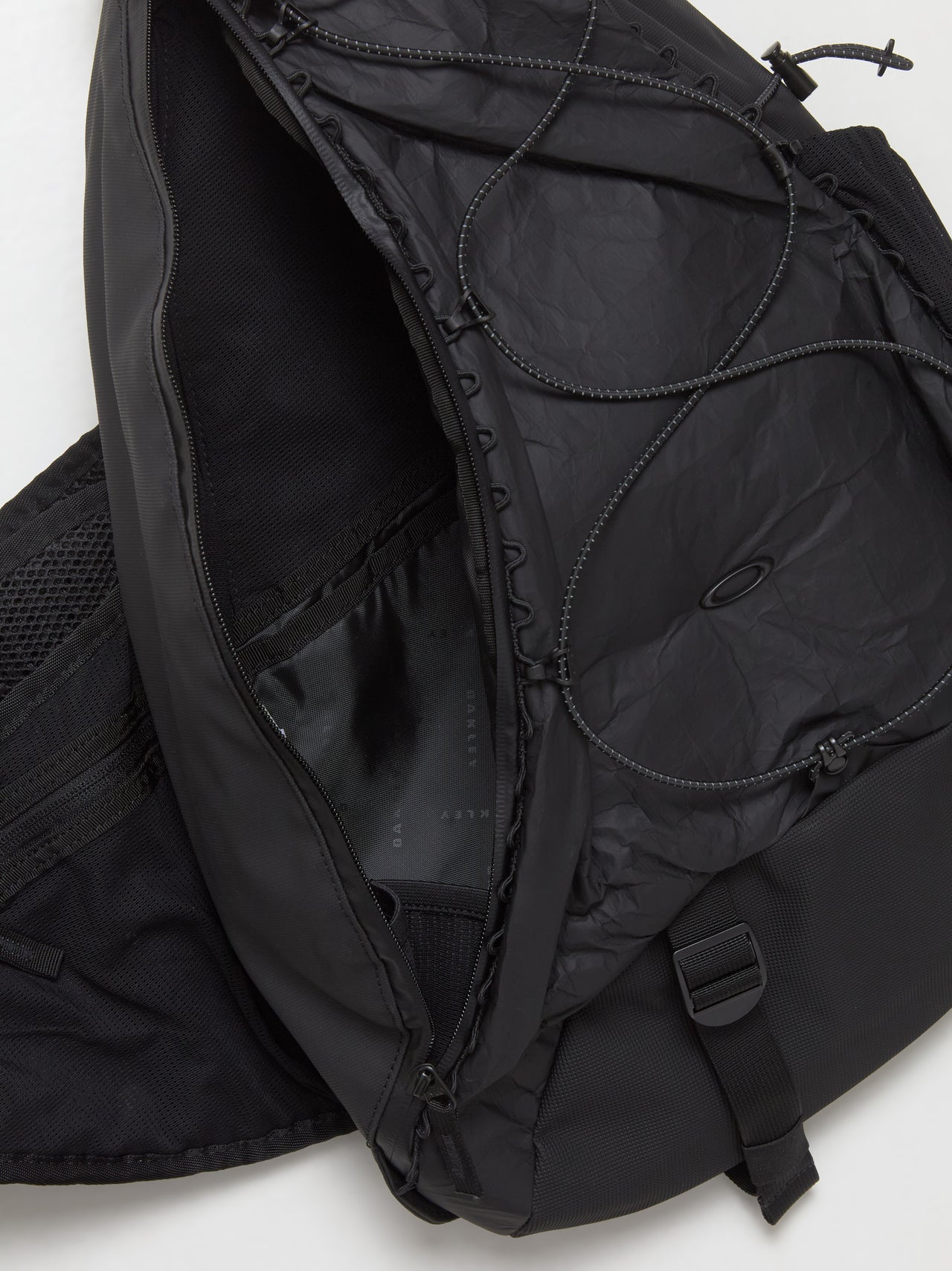 Latitude Sling Pack in Blackout