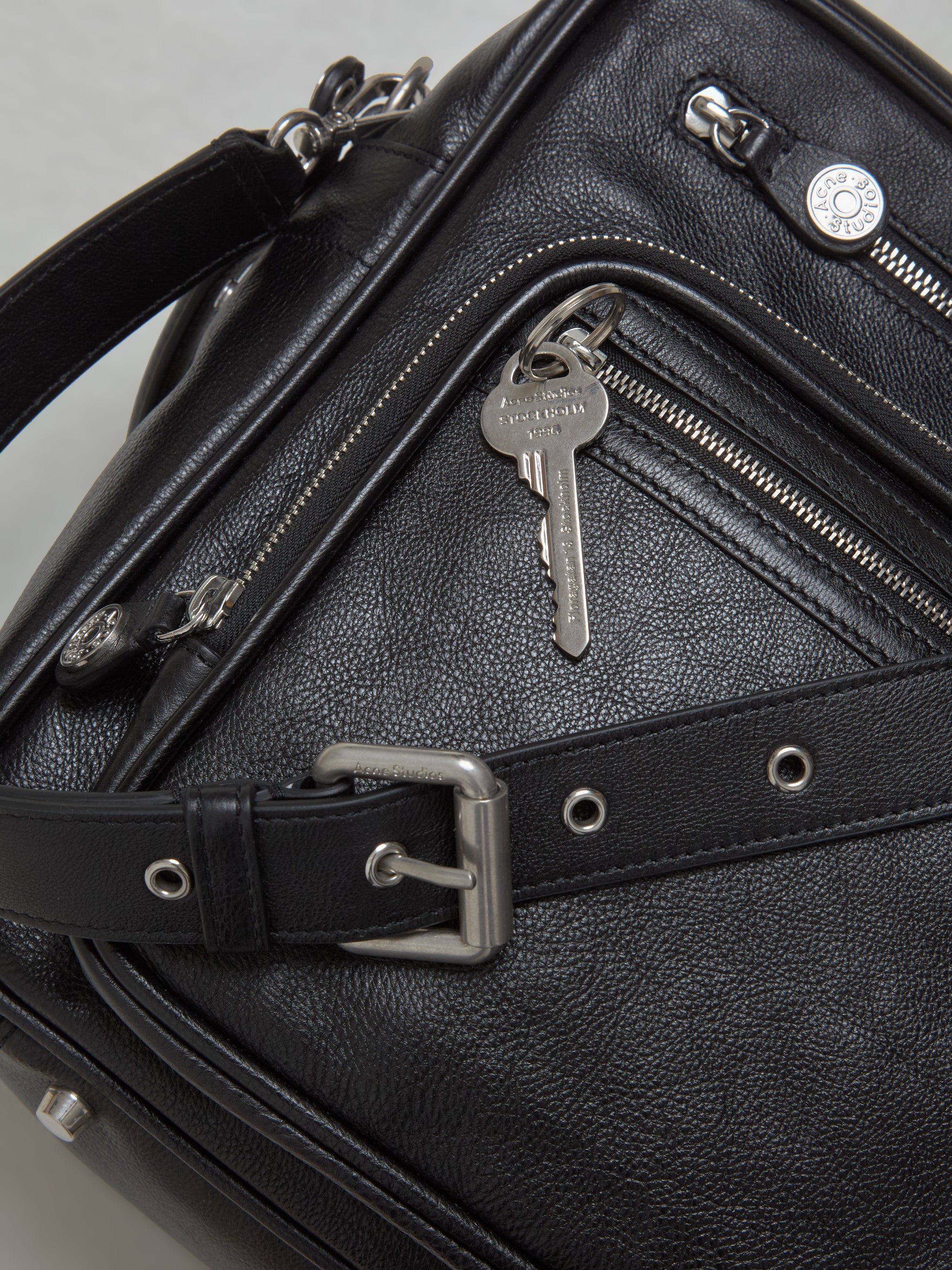 Camero Camera Shoulder Bag in Black