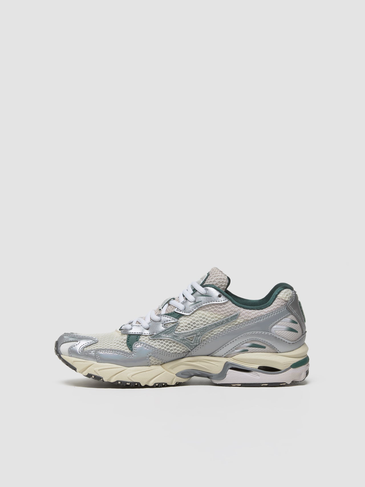 Wave Rider 10 Sneaker in Snow White & Bistro Green