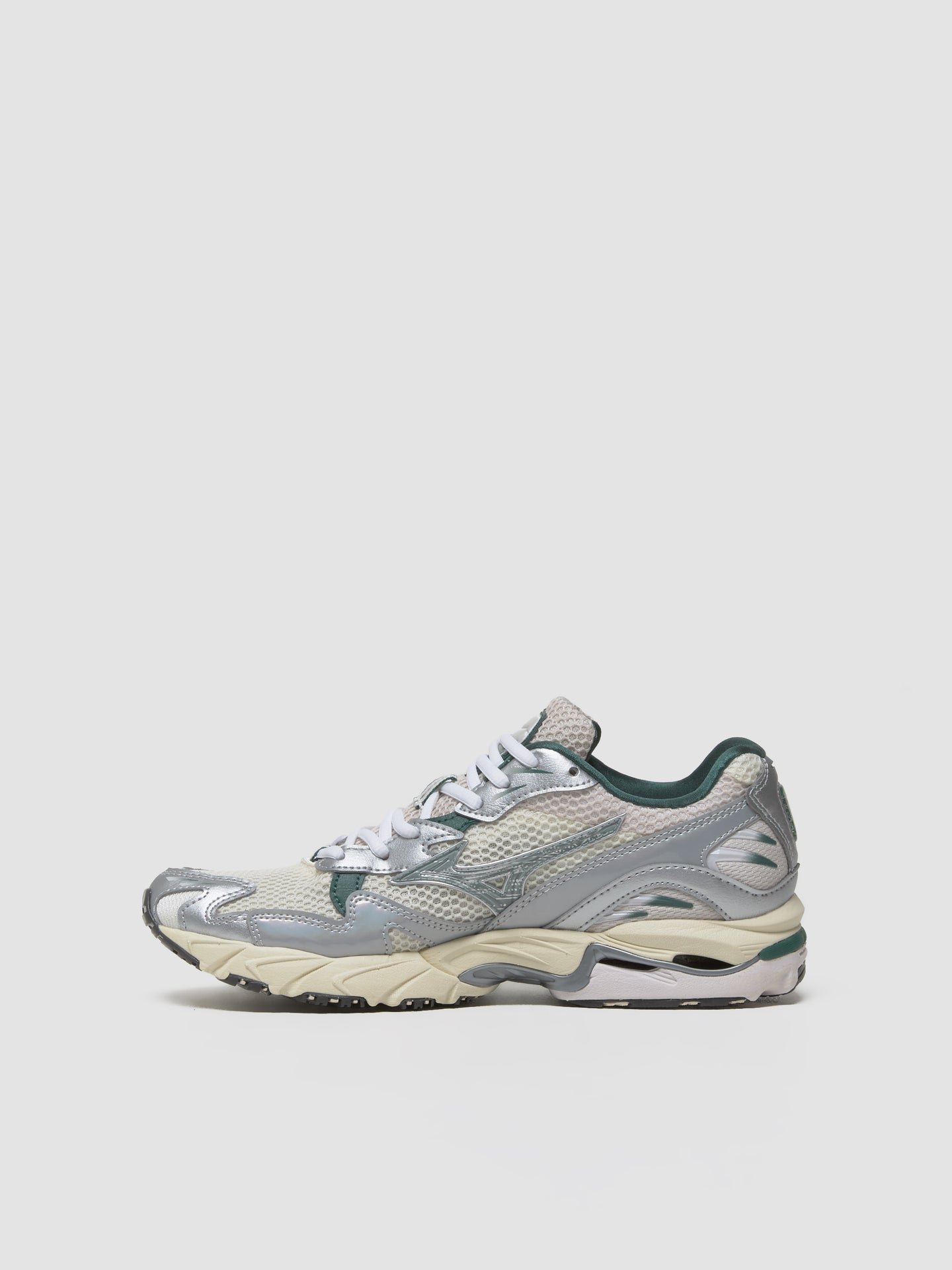 Wave Rider 10 Sneaker in Snow White & Bistro Green