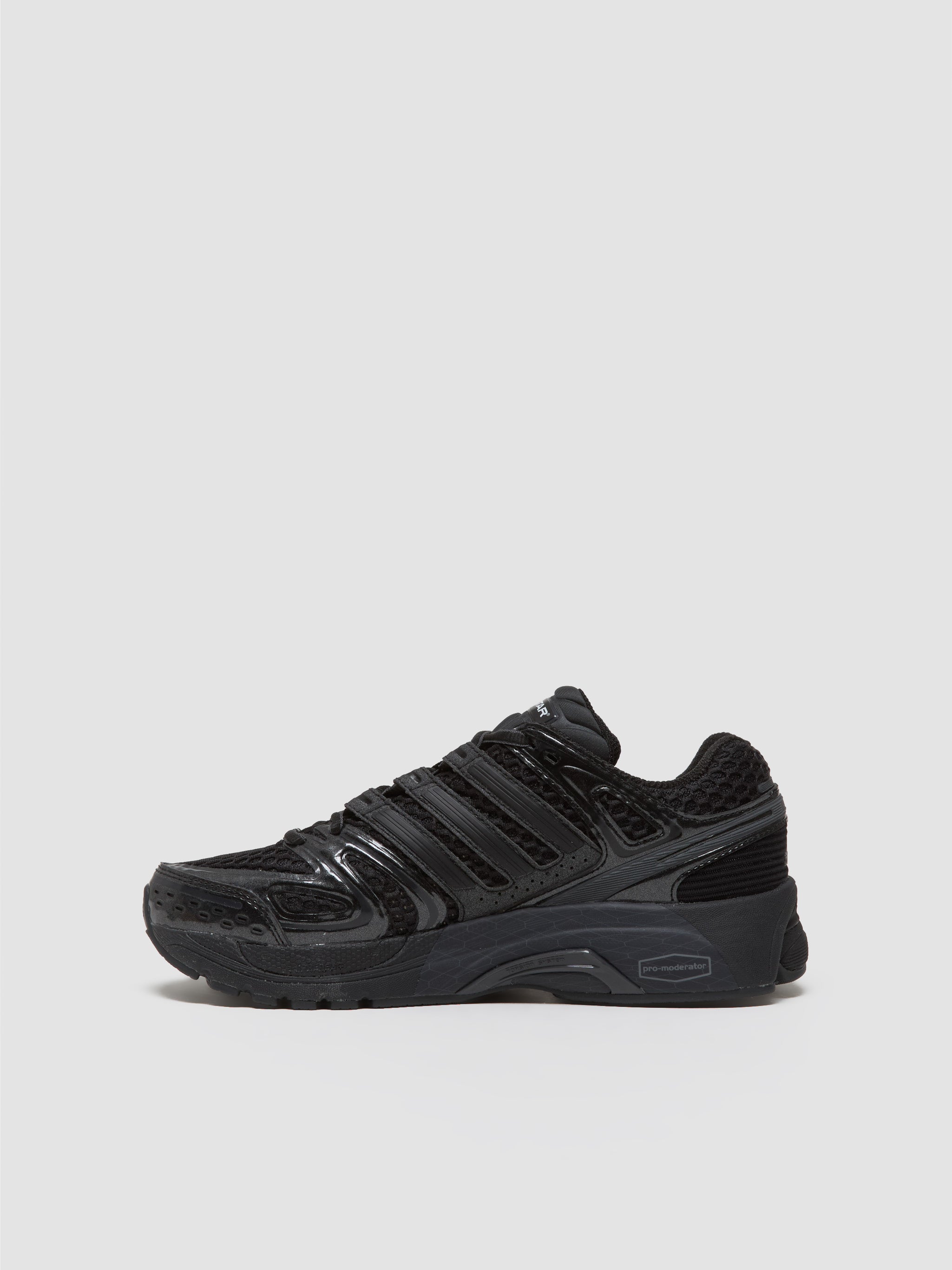 Adistar Control 5 Sneaker in Black & Carbon