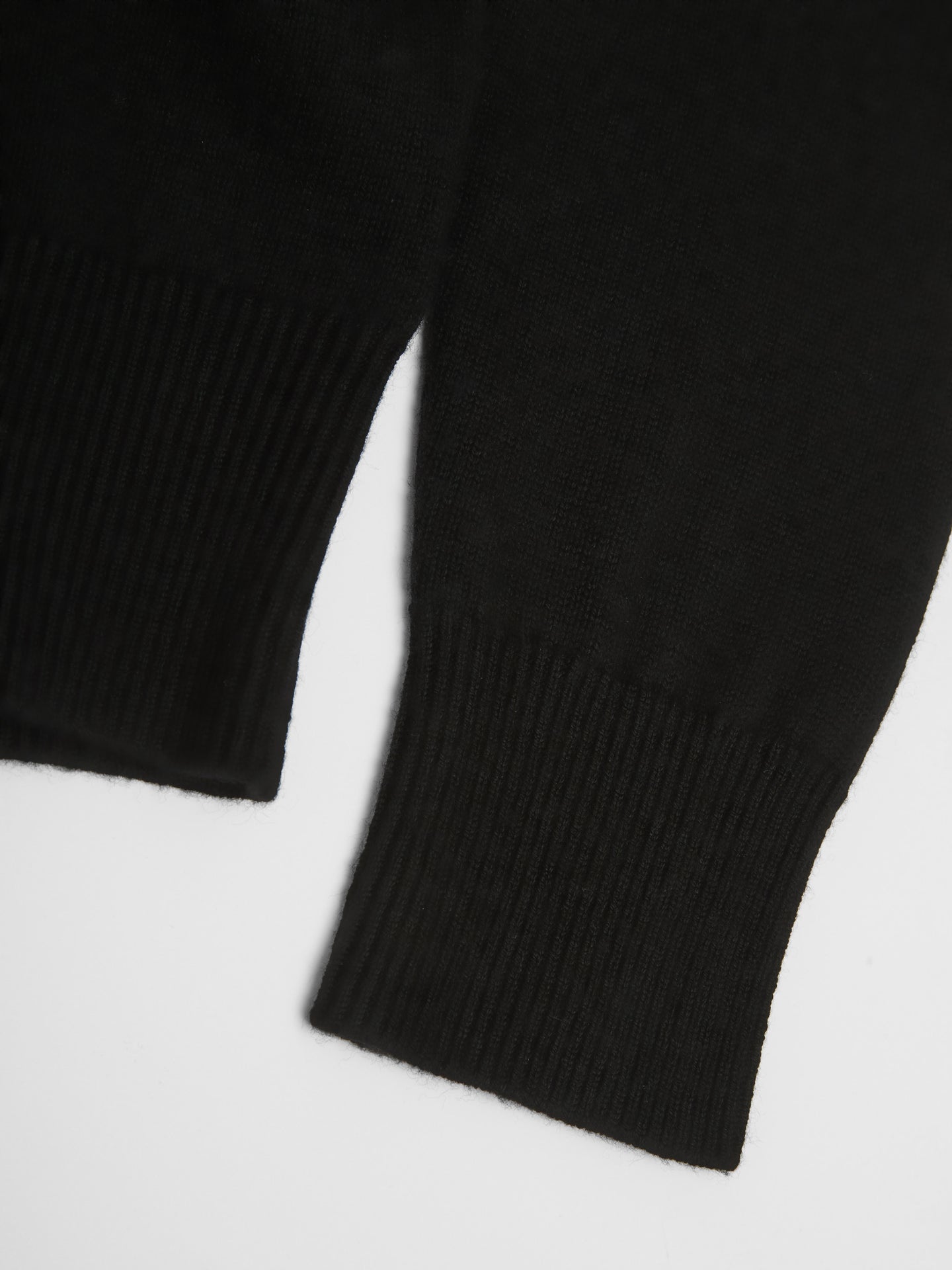 Moon Merino V-Neck in Black