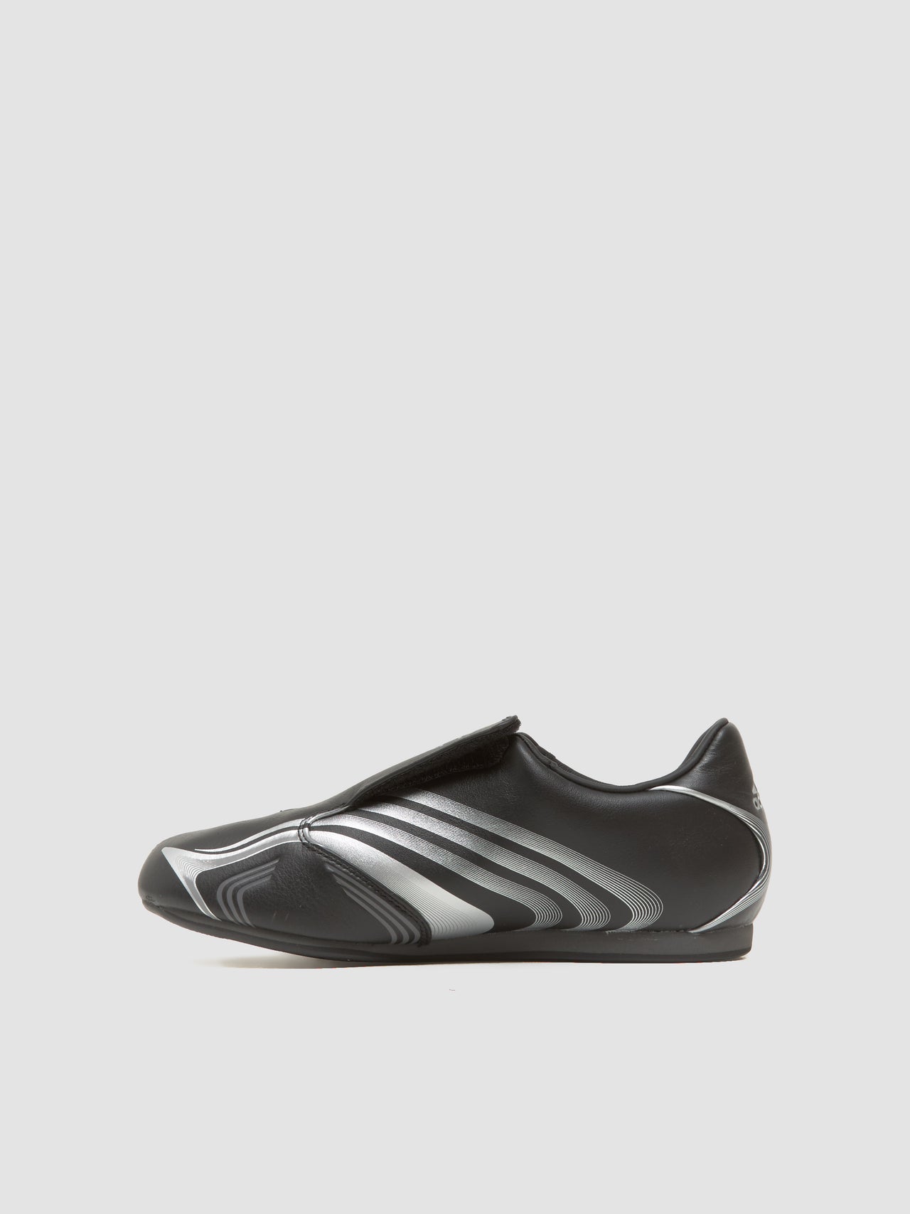 WMNS Taekwondo F50 Sneaker in Black & Silver Metallic