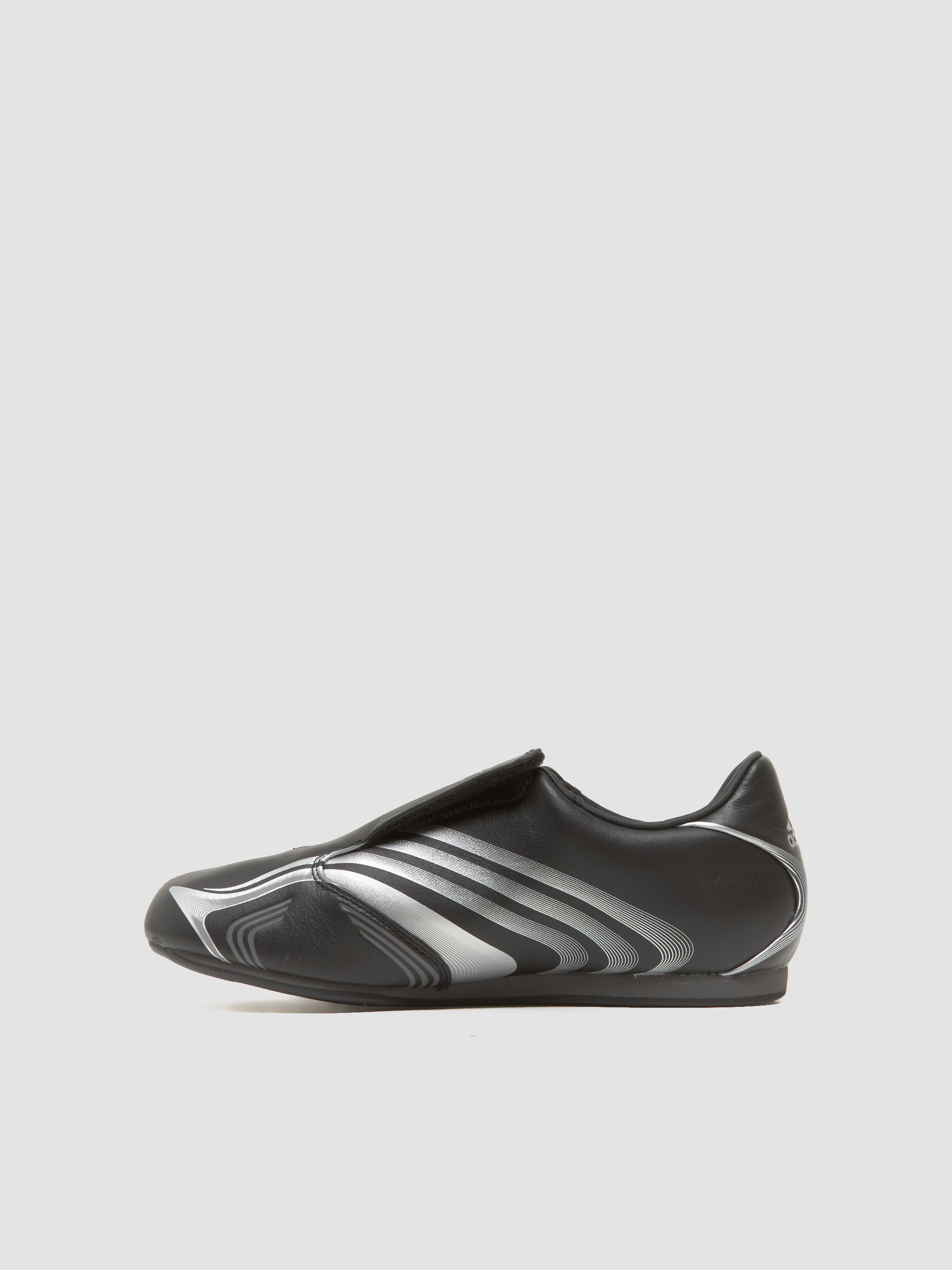 WMNS Taekwondo F50 Sneaker in Black & Silver Metallic