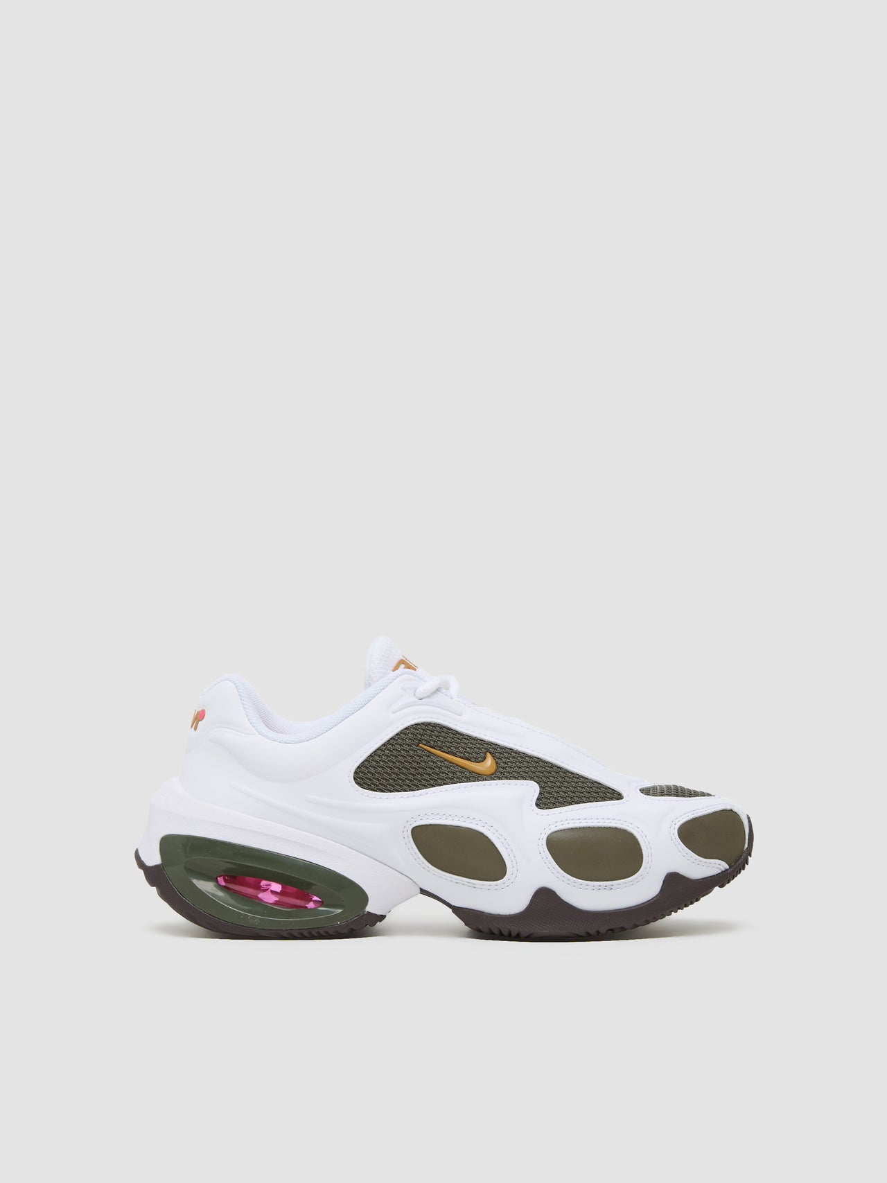x Veneda Carter WMNS Air Max Muse Sneaker in White & Hyper Pink