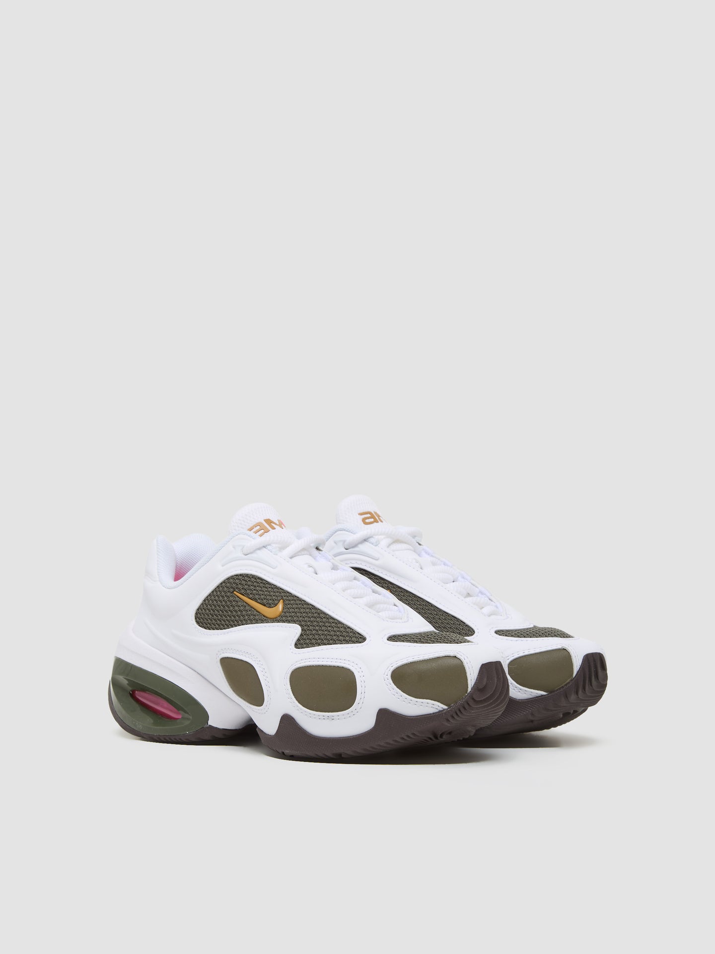 x Veneda Carter WMNS Air Max Muse Sneaker in White & Hyper Pink
