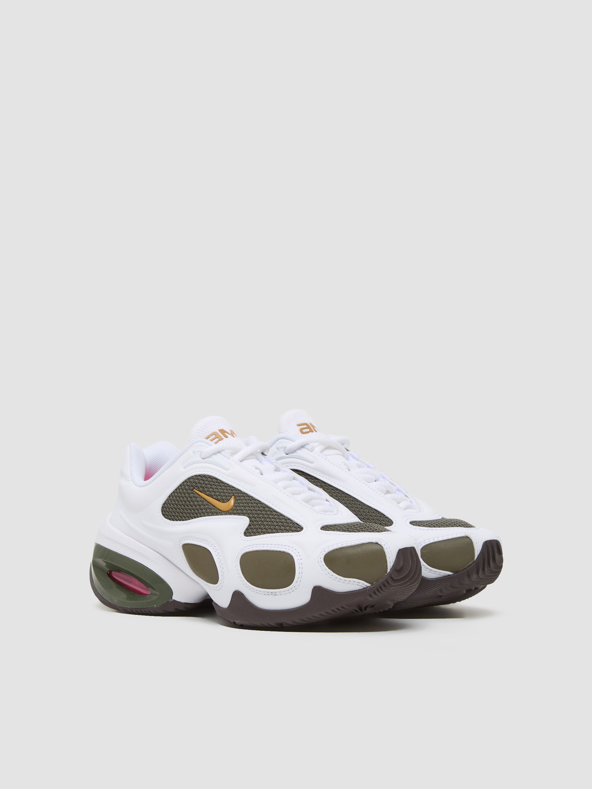 x Veneda Carter WMNS Air Max Muse Sneaker in White & Hyper Pink