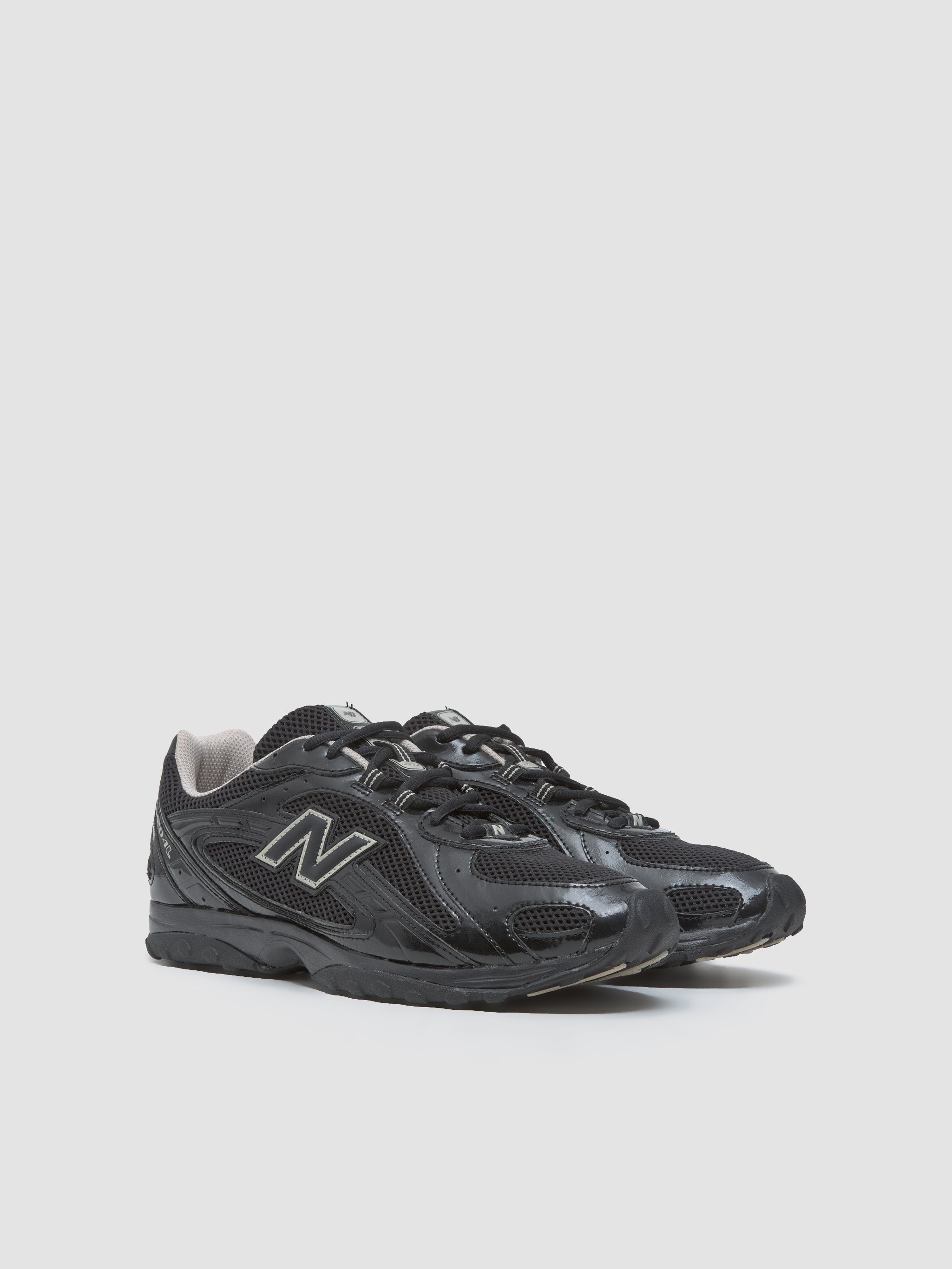 204L Sneaker in Black