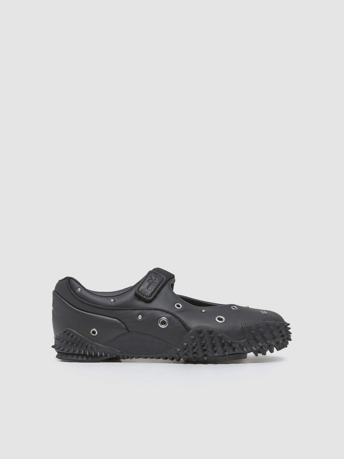 WMNS Mostro Fey Studs Sneaker in Black & Silver