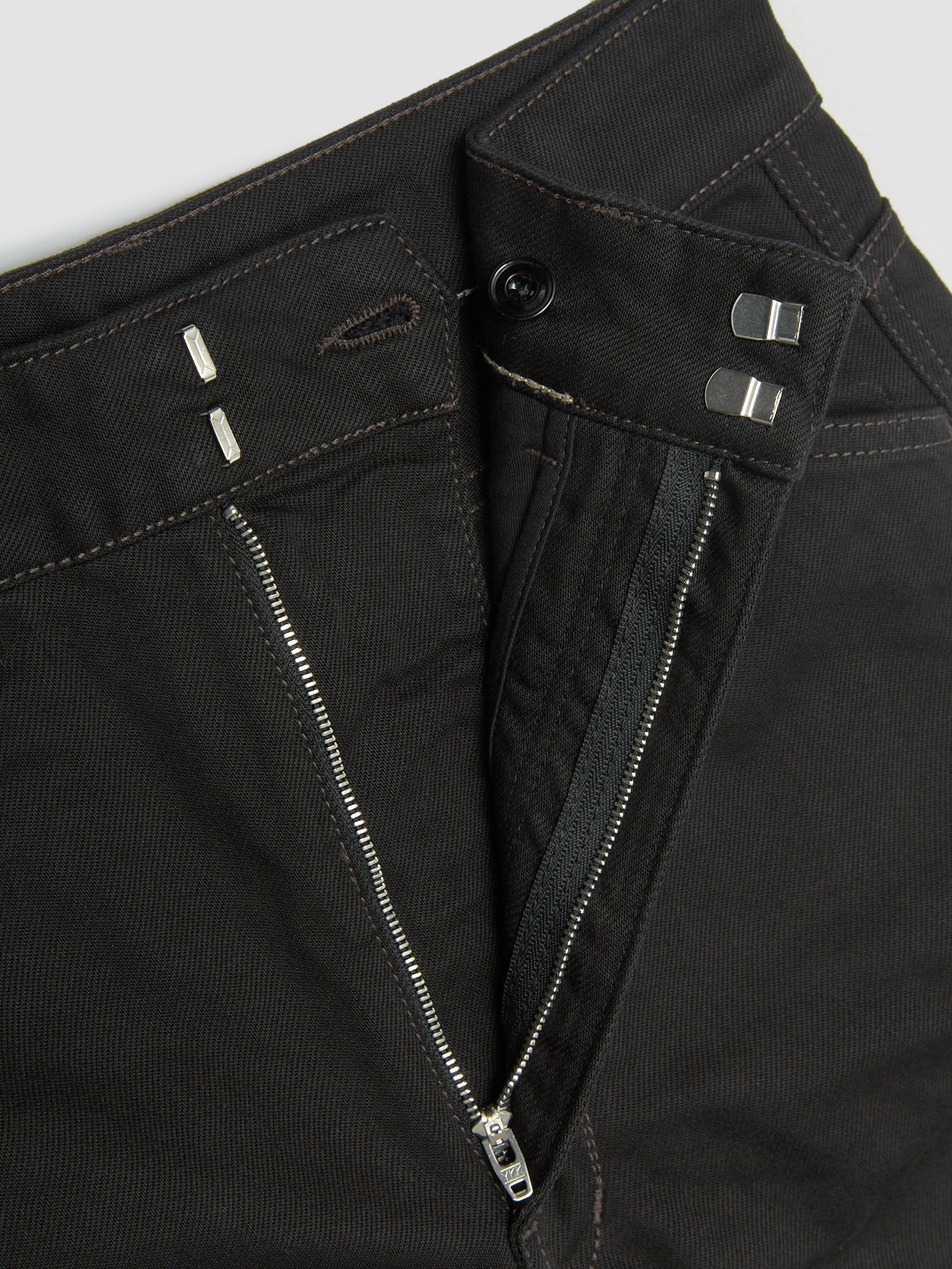 High-Waisted Curved Pants in Black