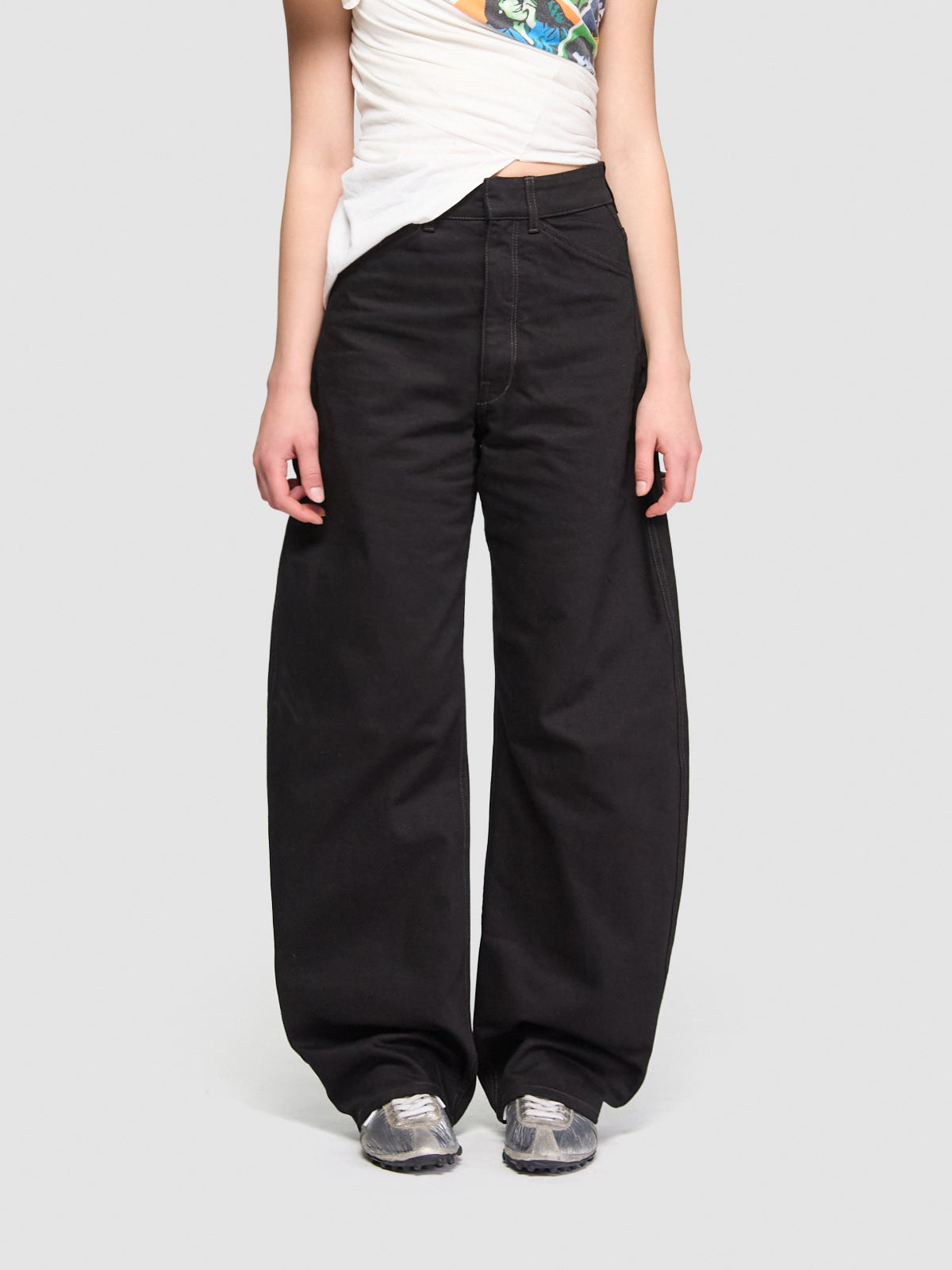 High-Waisted Curved Pants in Black