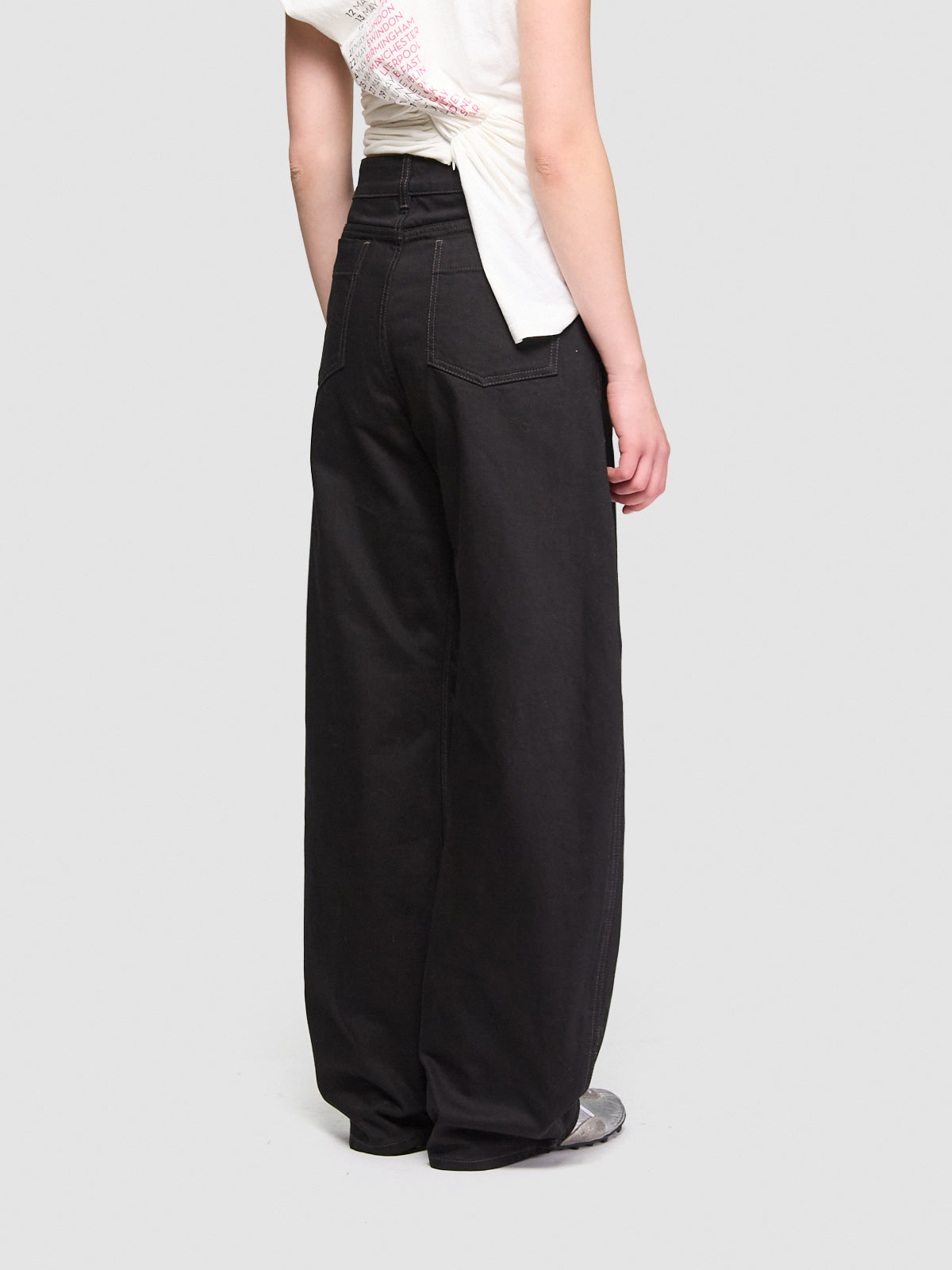 High-Waisted Curved Pants in Black