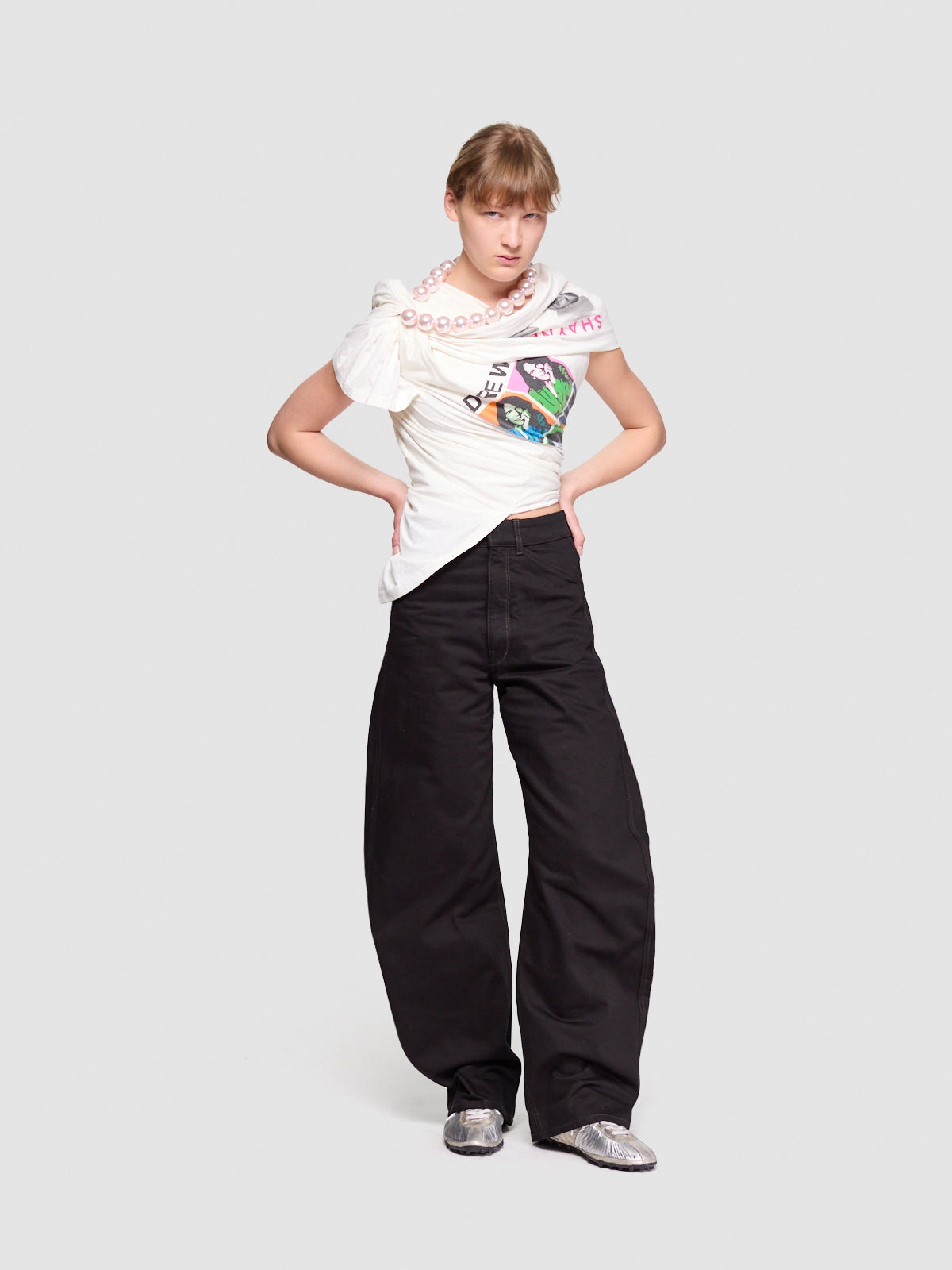 High-Waisted Curved Pants in Black
