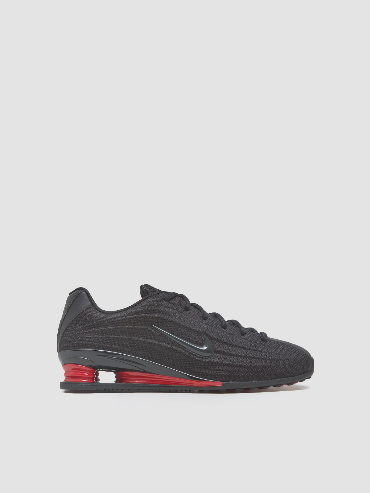 WMNS Shox Z Sneaker in Black & University Red