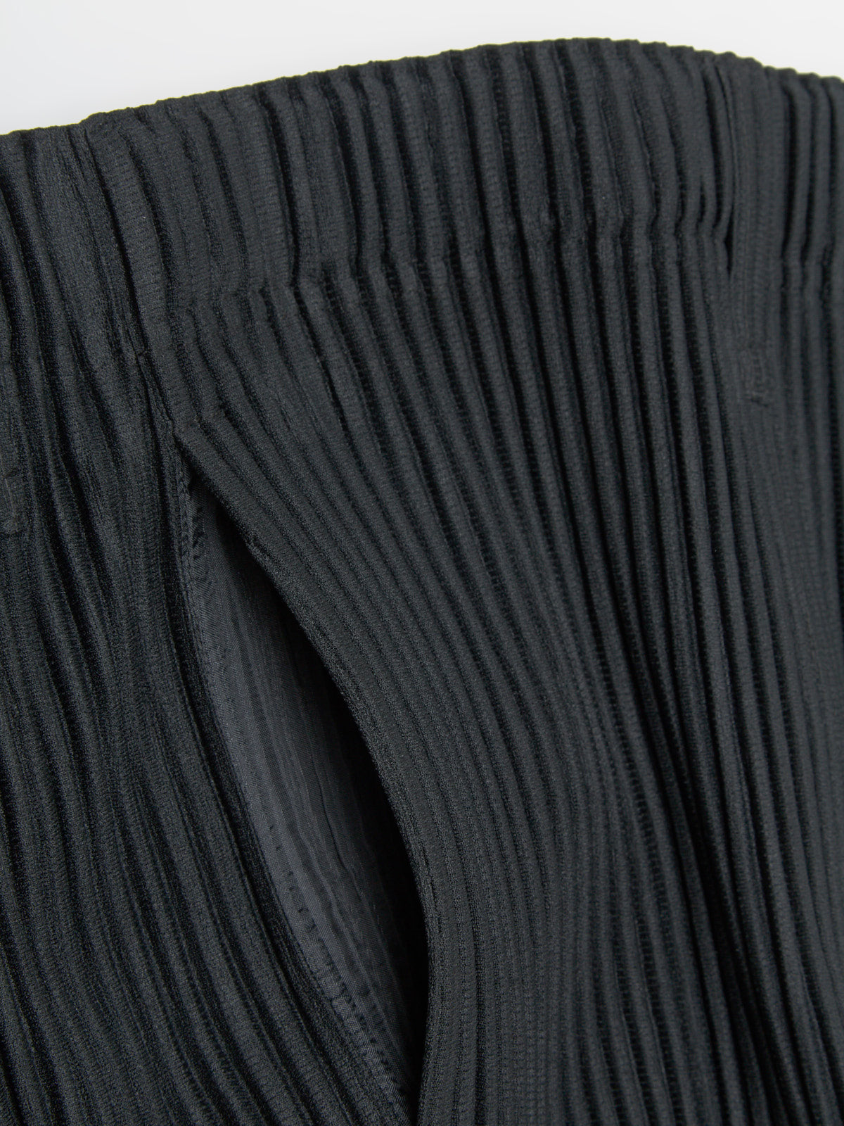 Basic Pleated Trousers in Black