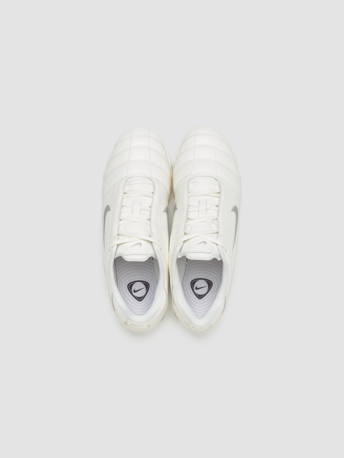 WMNS Total 90 Shox Magia Sneaker in Sail & Metallic Silver