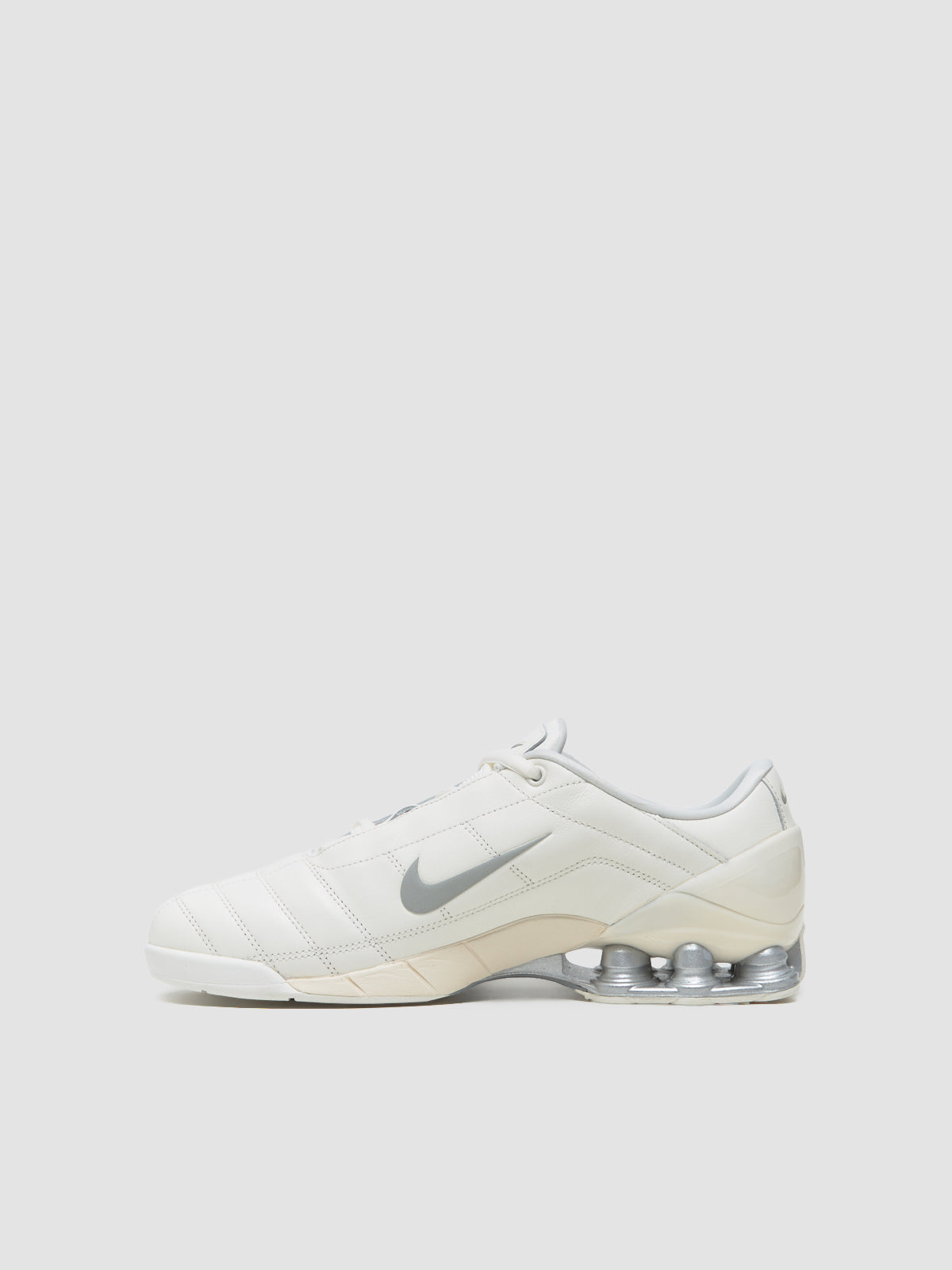 WMNS Total 90 Shox Magia Sneaker in Sail & Metallic Silver