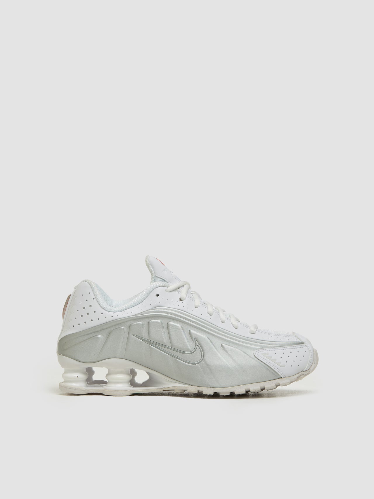 WMNS Shox R4 Sneaker in White & Silver