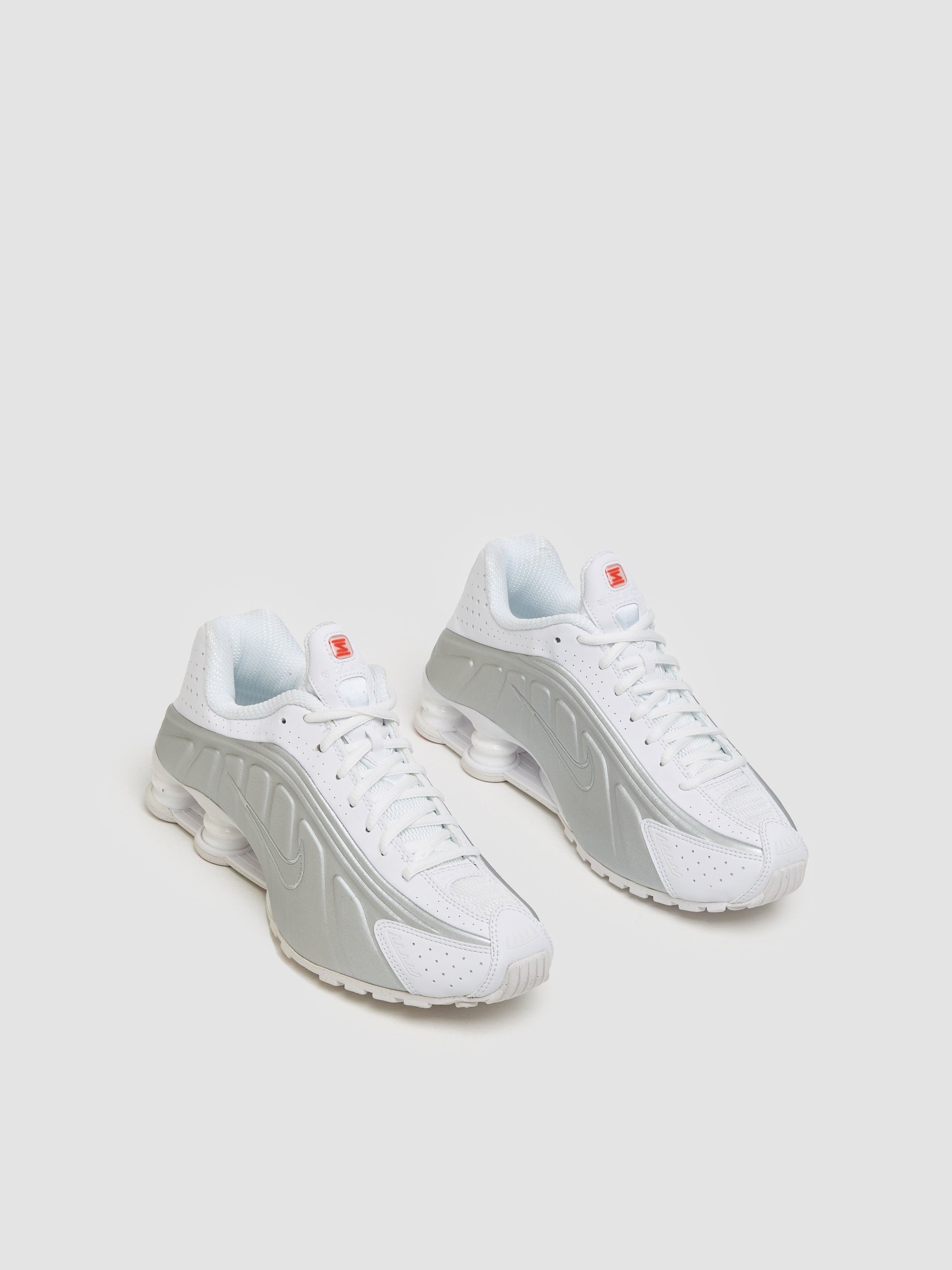 WMNS Shox R4 Sneaker in White & Silver