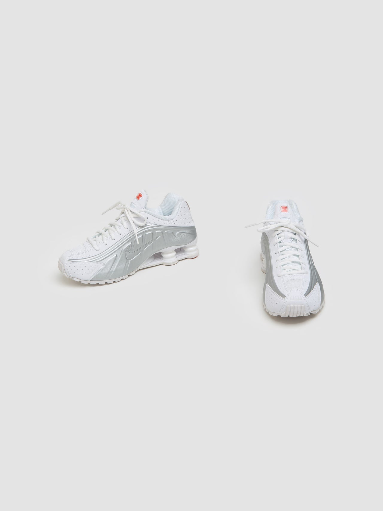 WMNS Shox R4 Sneaker in White & Silver