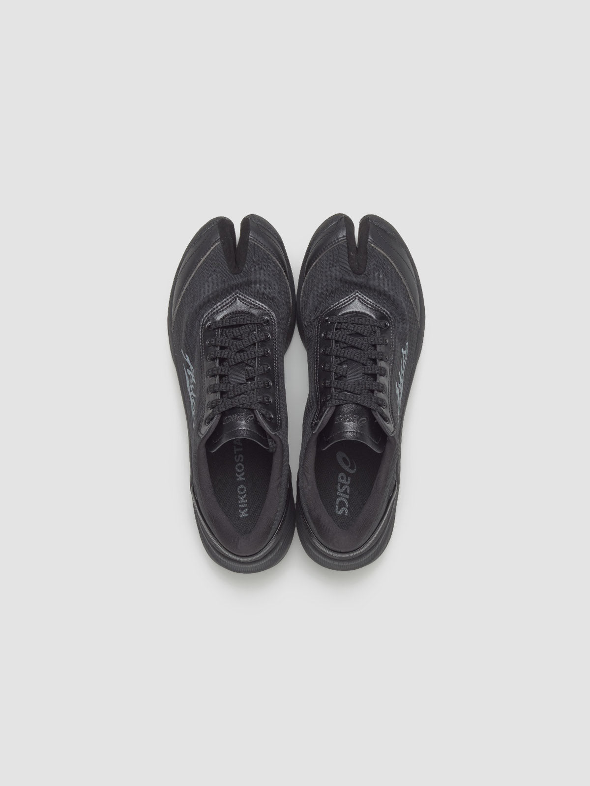 ASICS - x Kiko Kostadinov ILARGI FF Sneaker in Carbon - 1203A982