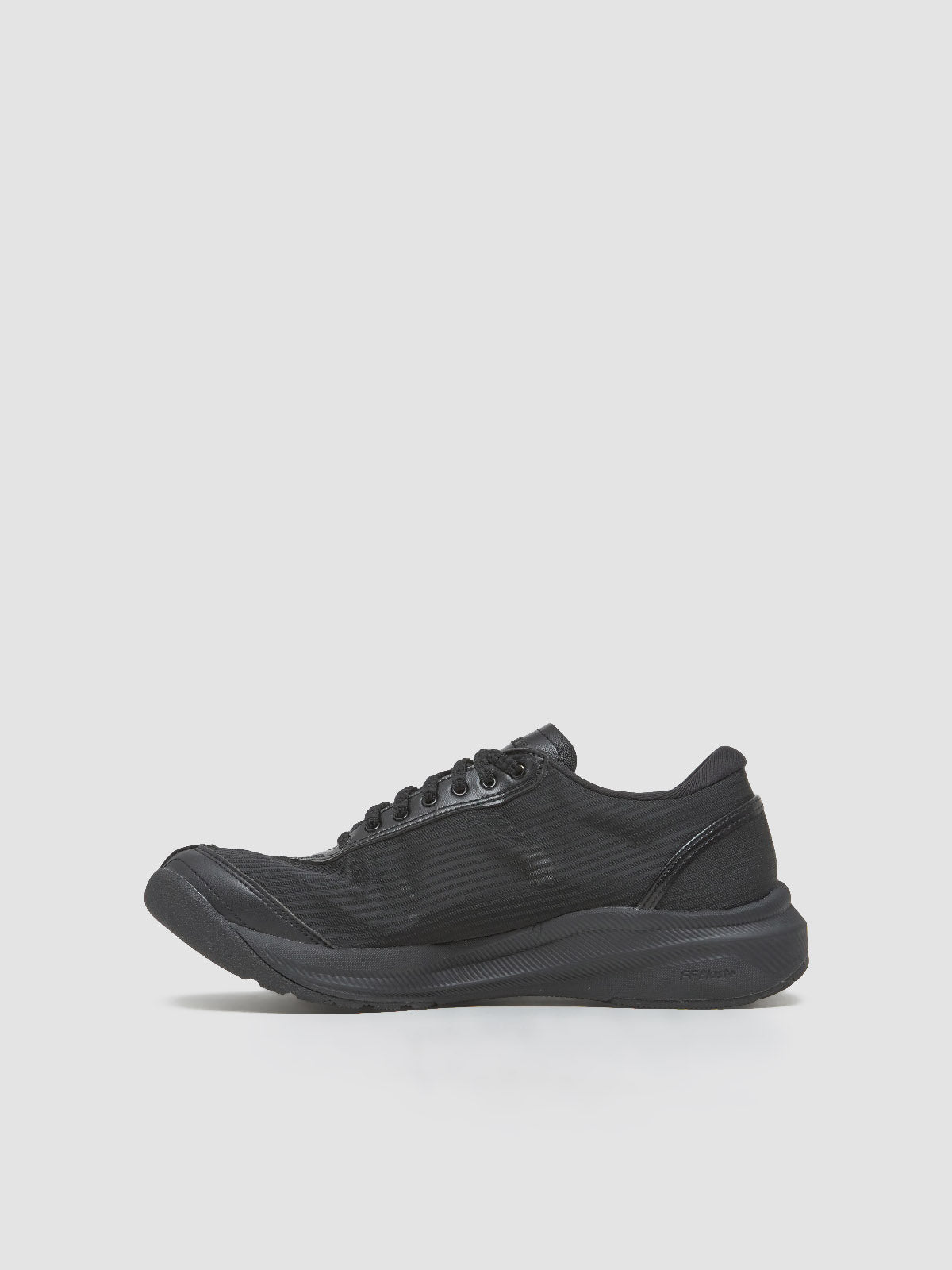 27 Kiko Kostadinov Asics Ilargi FF 黒 ASICS - x Kiko Kostadinov ILARGI FF Sneaker in Carbon - 1203A982