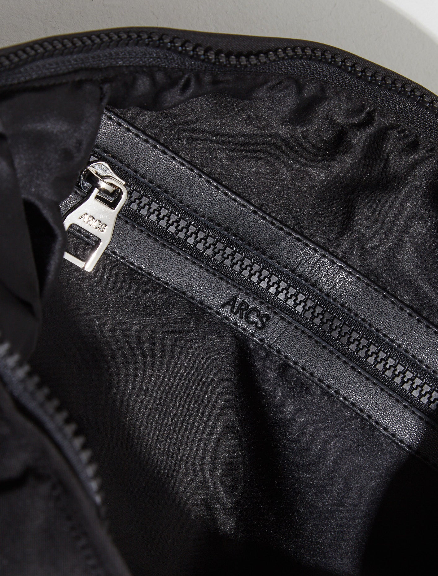 Little Hey Sling Bag in Black