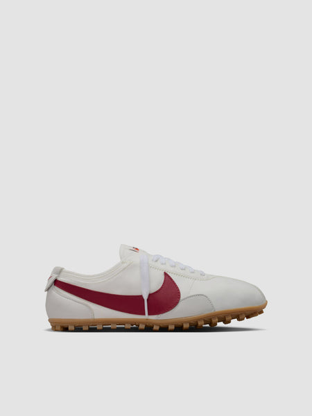 Nike - WMNS Moon Shoe OG Sneaker in Summit White & Team Crimson