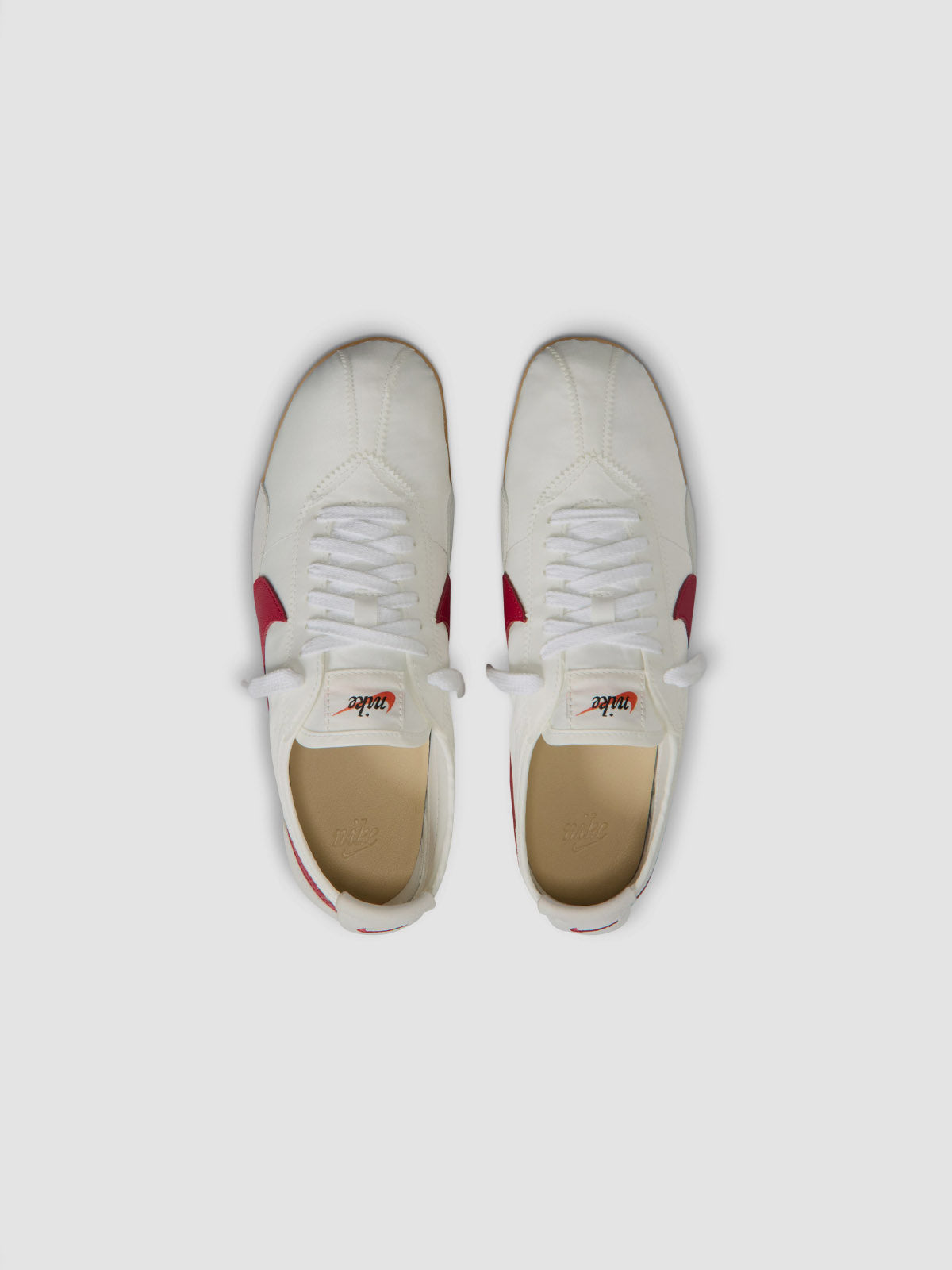 Nike - WMNS Moon Shoe OG Sneaker in Summit White & Team Crimson