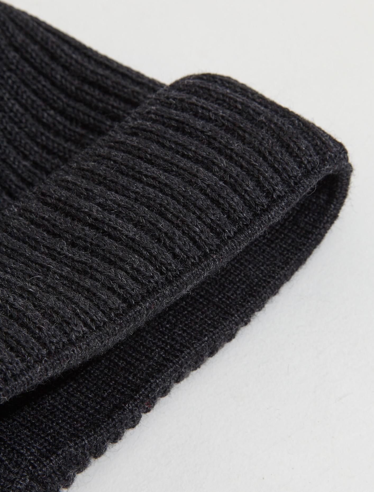 Ribbed Knit Beanie in Anthracite