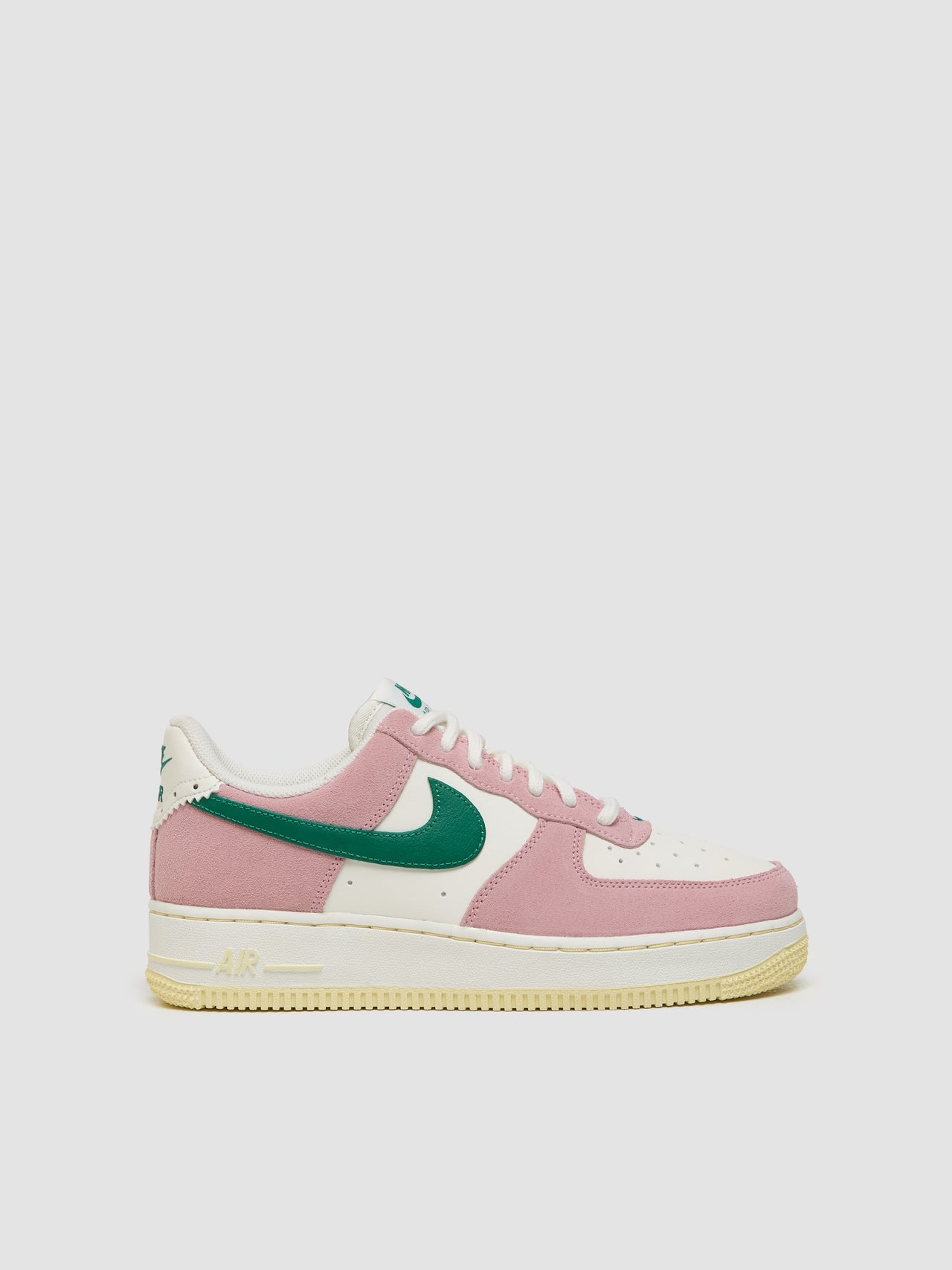 Air Force 1 '07 LV8 Sneaker in Sail & Pink