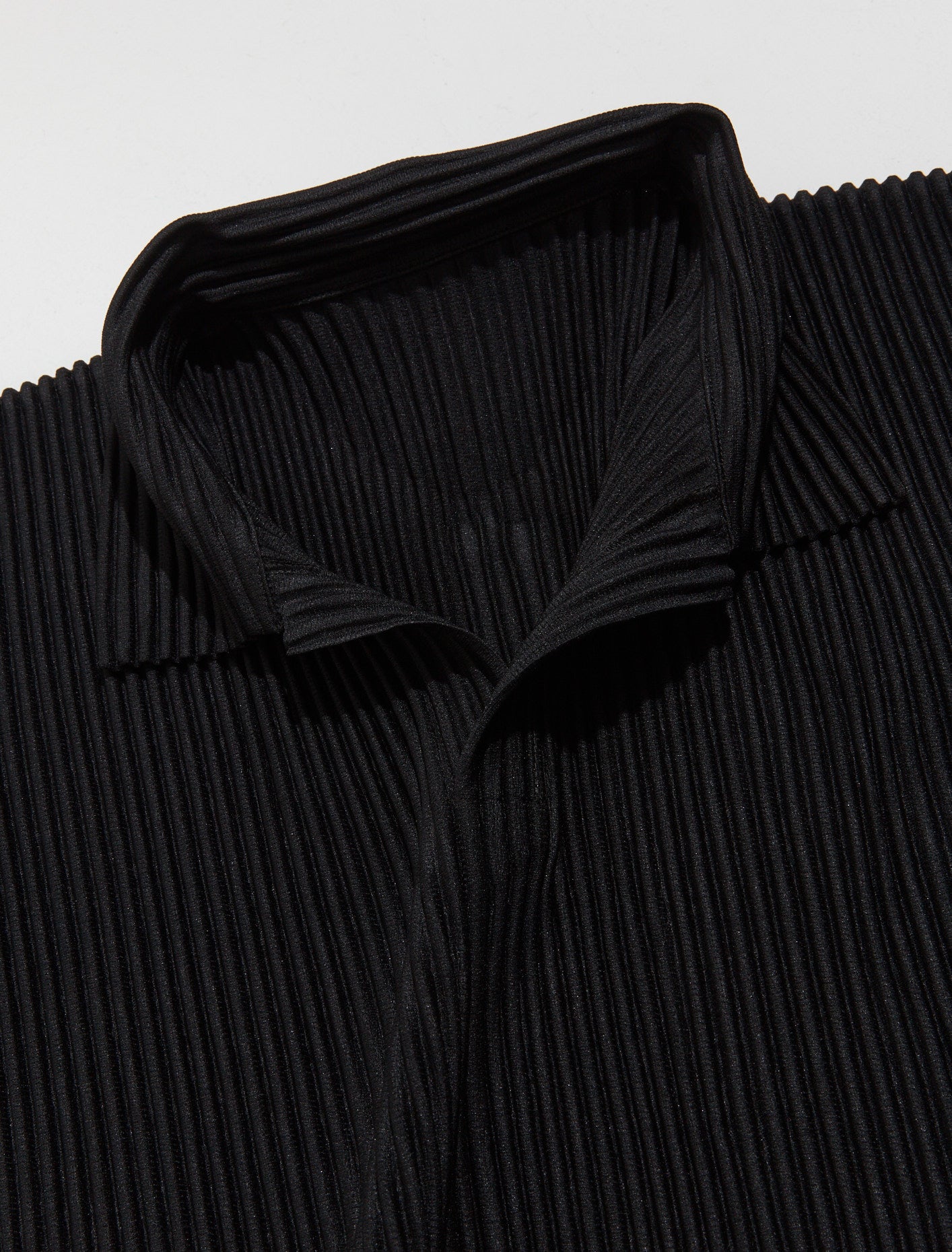 Short-Sleeved Pleated Polo Shirt in Black