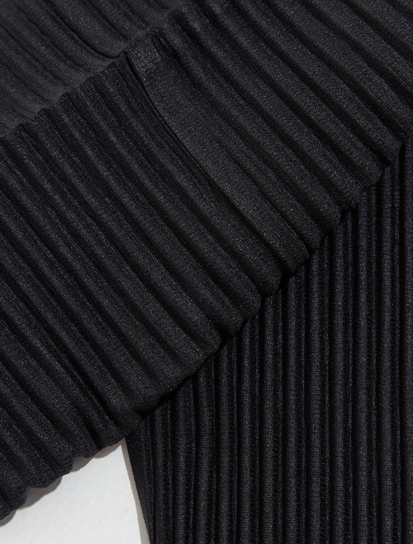 Short-Sleeved Pleated Polo Shirt in Black