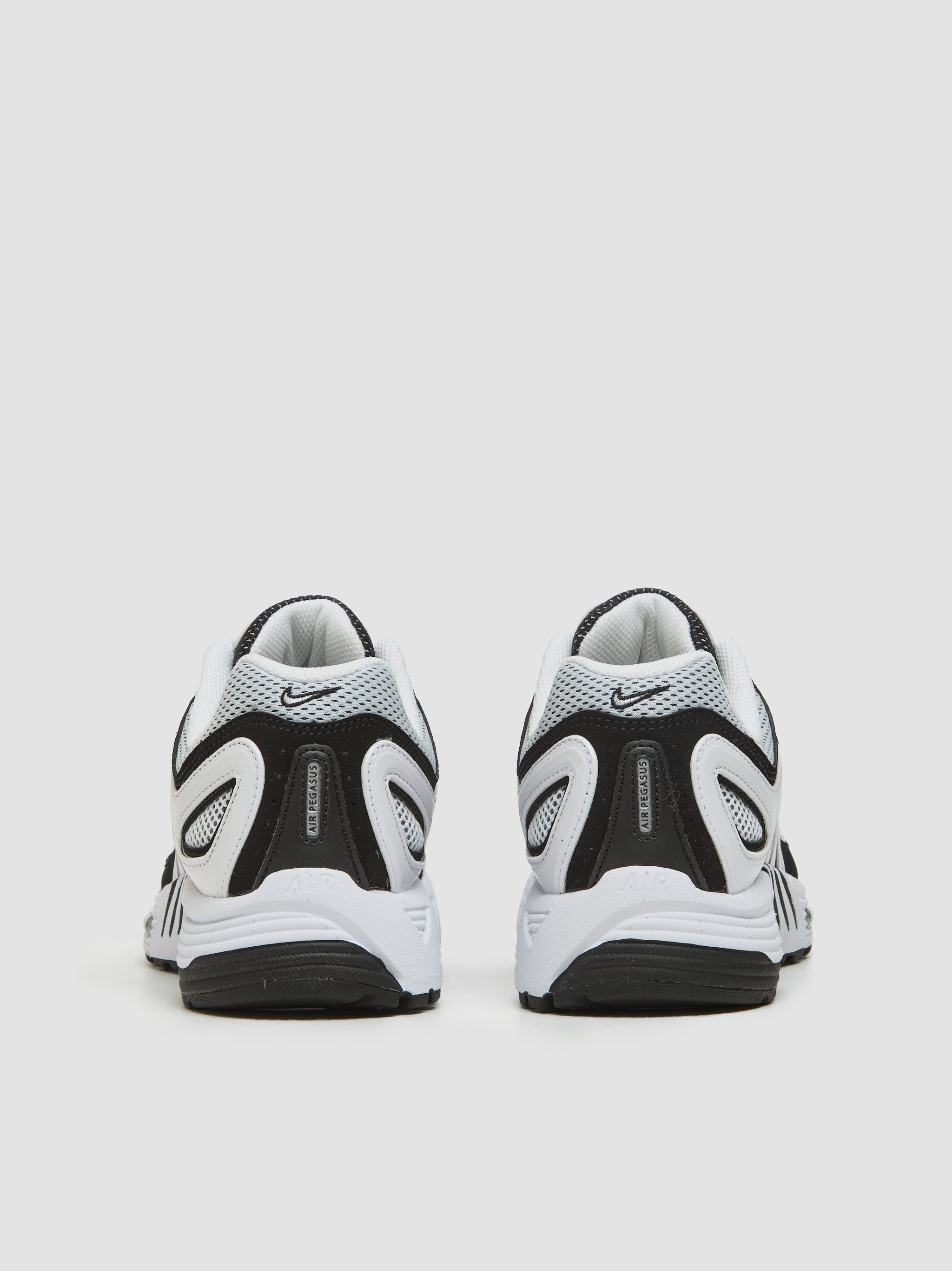 Air Pegasus 2K5 Sneaker in White & Black